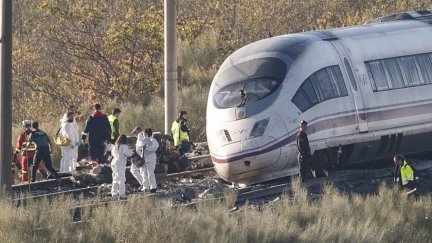 Varias personas de las fuerzas de seguridad la UME y los bomberos trabajan este jueves en la cabecera del convoy del tren Ave de Renfe que colisionó con un tren Iryo ayer en Urda (Toledo). / EFE-J.J.Guillen