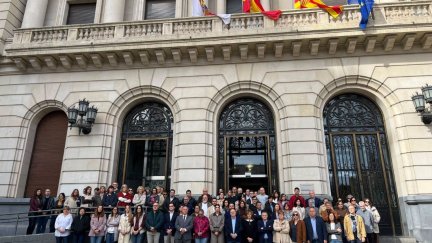 Minuto de silencio en la entrada de Diputación de Zaragoza este mediodía de jueves.