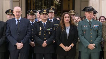 Minuto de silencio a las puertas de la Delegación del Gobierno de España en Aragón.