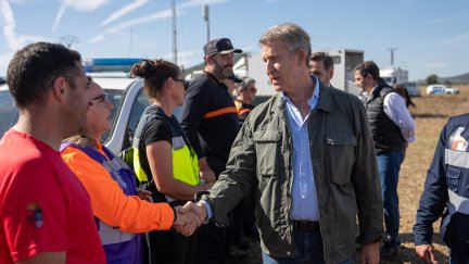 El presidente del PP, Alberto Núñez Feijóo, durante la visita este jueves al puesto de mando avanzado habilitado por el accidente ferroviario en Urda (Toledo).