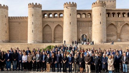 Minuto de silencio guardado a las puertas del palacio de La Aljafería.