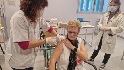 Comienza la vacunación de la gripe para mayores de 60 años y de COVID-19 para mayores de 60