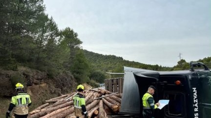 El vuelco de un camión cargado de madera obliga a cortar la A-138 en El Grado (Huesca)