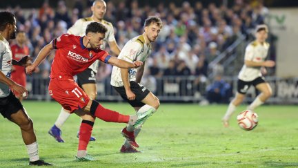 Kika Barja dispara para anotar el segundo gol del encuentro.