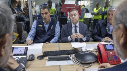 El presidente del Gobierno, Pedro Sánchez y el presidente de Castilla-La Mancha, Emiliano García-Page, durante la reunión del Centro de Coordinación Operativa Integrado de este viernes en Toledo.