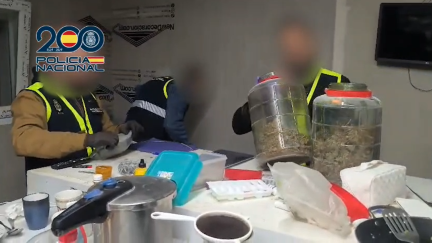 Los agentes de Policía Nacional incautaron seis bolsas con unos 2.426 gramos de cocaína y otras nueve con 1.407 gramos de marihuana