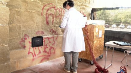 Alumnos de la Escuela de Conservación y Restauración de Bienes Culturales de Aragón actúan en la ermita de Salas, en Huesca