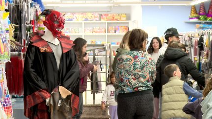 Clientes apurando las compras en tiendas de Zaragoza para celebrar Halloween.