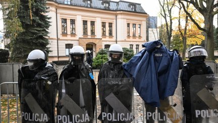 La policía antidisturbios polaca hace guardia en las inmediaciones del Tribunal Constitucional de Polonia en Varsovia, Polonia.