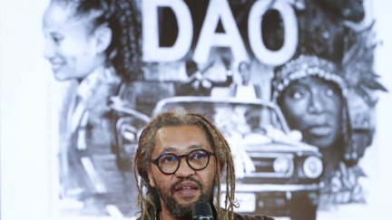 El cineasta francosenegalés, Alain Gomis, junto al cartel de su película Dao/Nacho Gallego