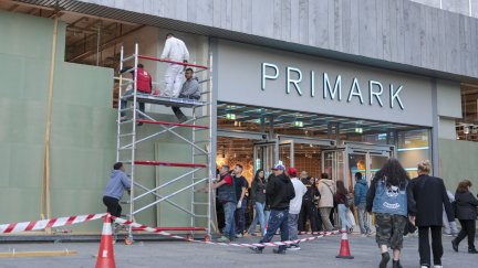 Los comerciantes del centro de Bilbao y San Sebastián están protegiendo sus escaparates ante la amenaza de posibles saqueos y disturbios alentados por 'Blocus' este fin de semana. Luis Tejido