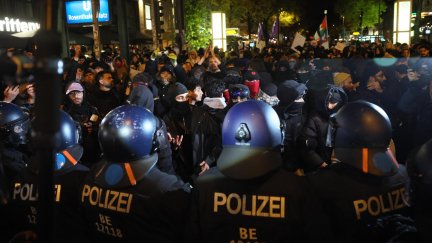 Momentos en los que la policía se ha enfrentado a los manifestantes durante una manifestación en Berlín.
