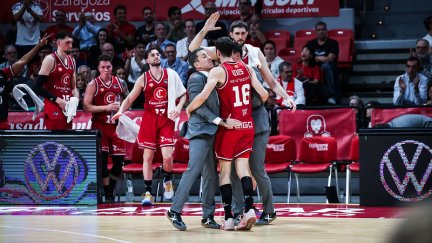 Guillem Vives celebra una canasta con el resto del equipo