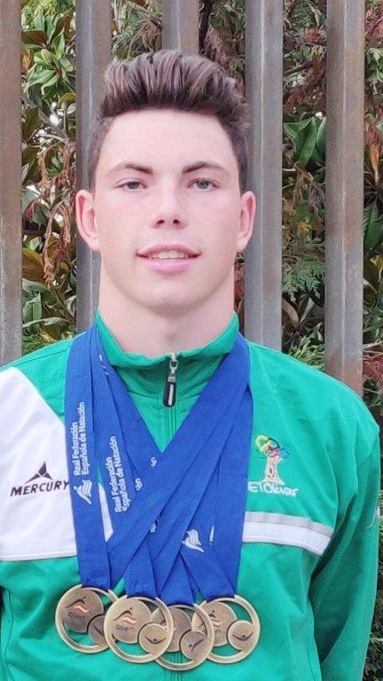 Luis Domínguez posa con sus medallas.