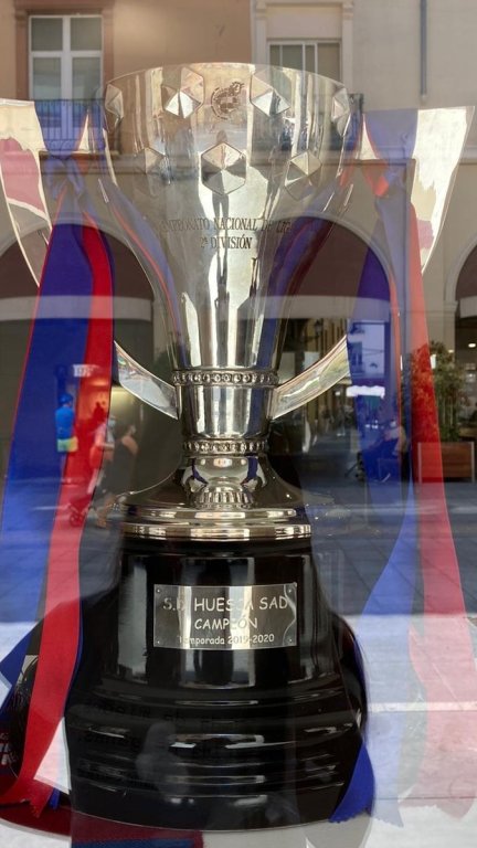 La Diputación Provincial de Huesca expone la copa de campeones.