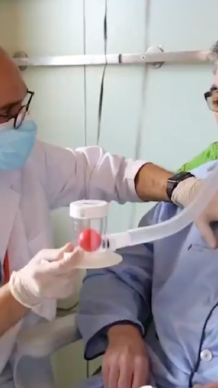 El doctor Alberto Jauregui con Jordi, el primer enfermo de COVID-19 trasplantado (foto: Hospital Vall d'Hebron).