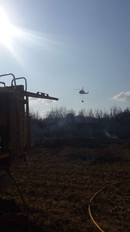 Un helicóptero trabajando en el incendio de Luesia (Zaragoza)