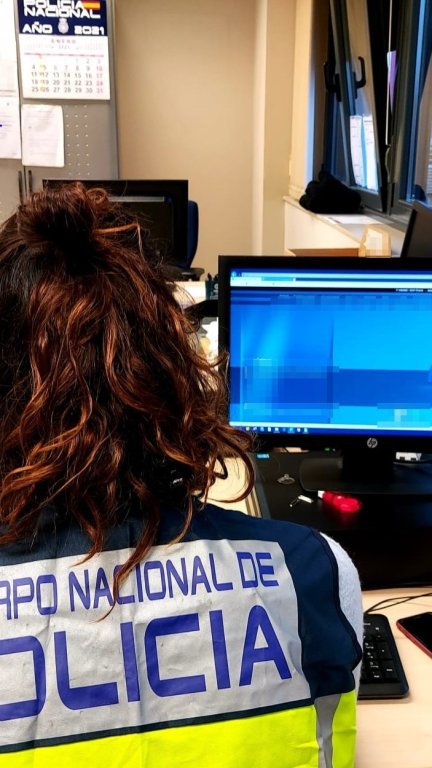 Agente de Policía Nacional ante un ordenador.