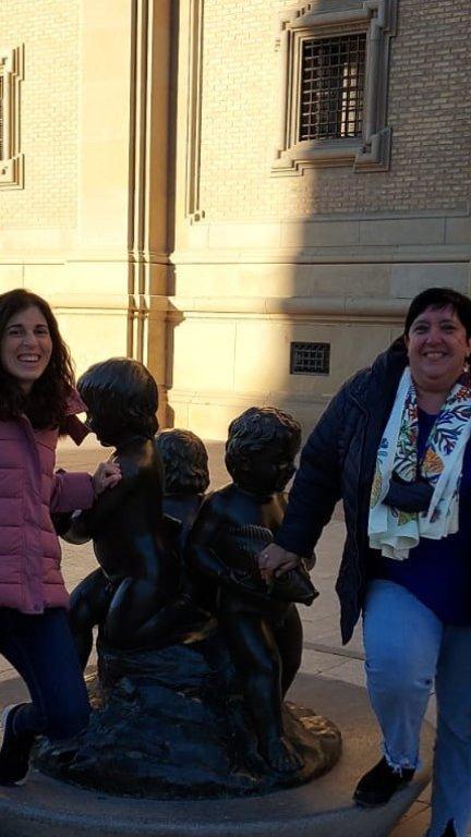 Cristinica Gómez y Carmen Arroyos en la plaza del Pilar.