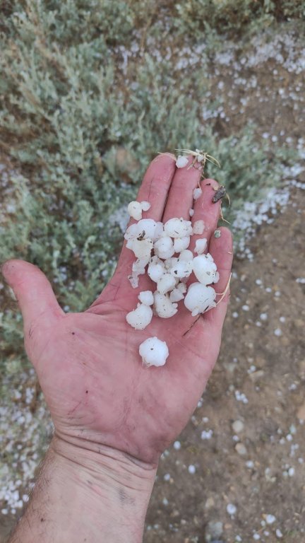 Imagen del granizo caído entre este jueves y viernes.