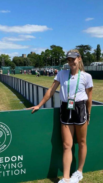 Irene Burillo posa con el logo de Wimbledon.