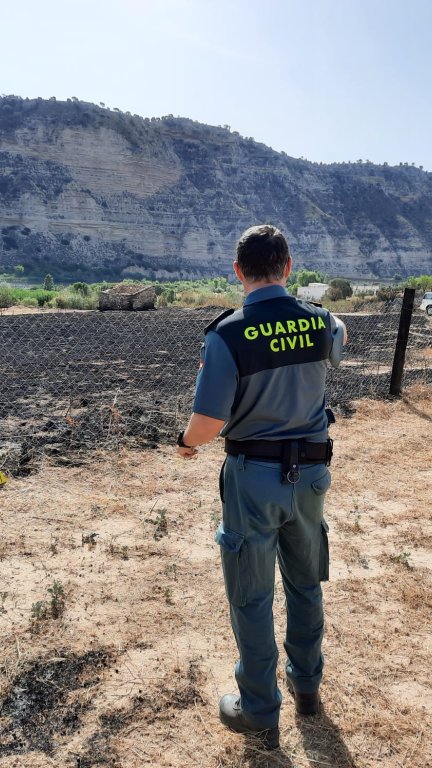 Agentes de la Guardia Civil en la finca donde se originó el fuego. / Guardia Civil
