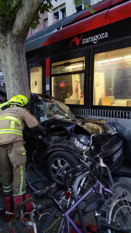 Imagen del accidente entre el tranvía y el vehículo. / Bomberos de Zaragoza.