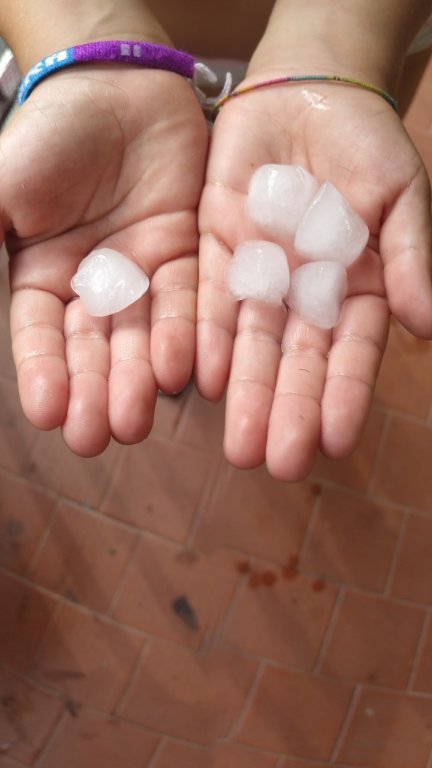 Imagen del granizo caído en Zaragoza en la tarde del lunes. / Laura Lázaro