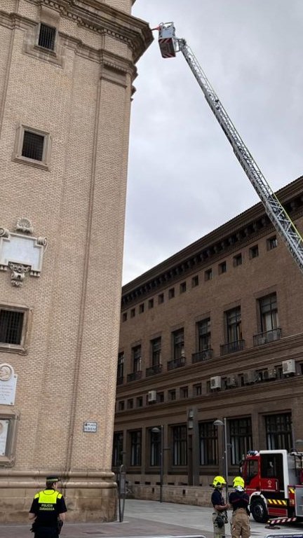 La zona está vallada y los bomberos trabajan con una autoescala para inspeccionar a la cornisa. / Javi Viñola