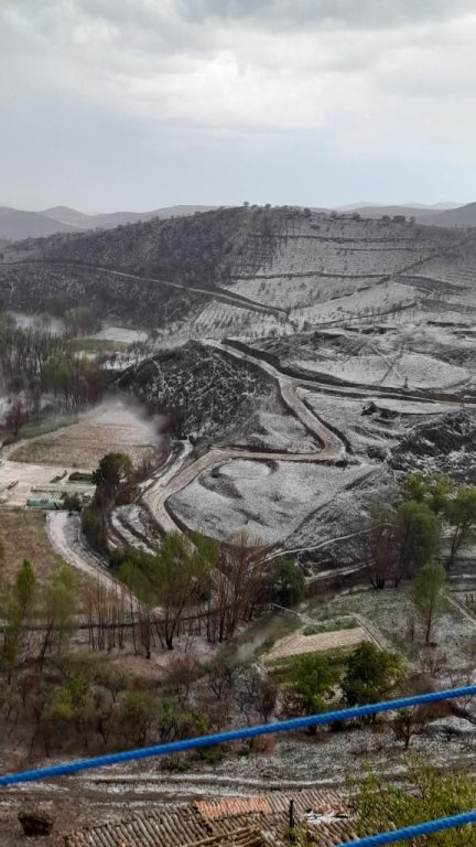 Los montes quemados de Moros quedaron en la tarde del lunes cubiertos por el granizo. / UAGA