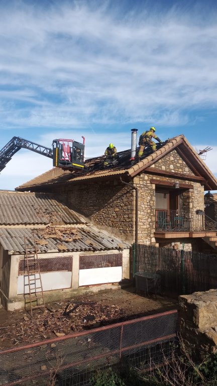 El incendio ha arrasado unos 25 metros cuadrados de la cubierta de la vivienda, en Barós (Huesca). / Diputación de Huesca
