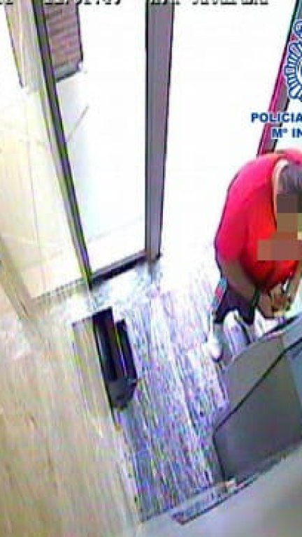 Imagen del presunto autor del delito en un cajero. | Policía Nacional