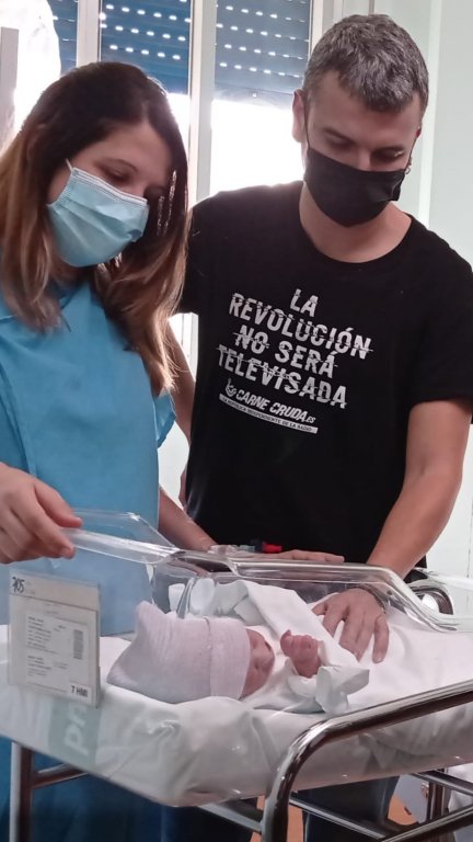 Los felices padres, Aitana y Daniel, posan junto al pequeño Ander.