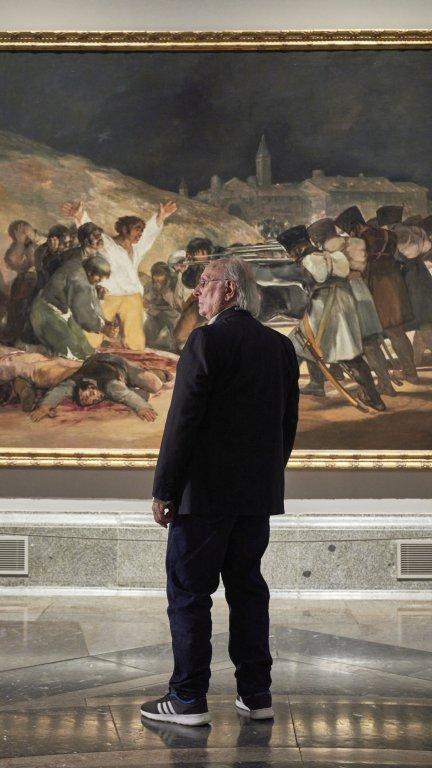 Carlos Saura frente al cuadro de 'Los fusilamientos' de Goya. / Jorge Fuembuena