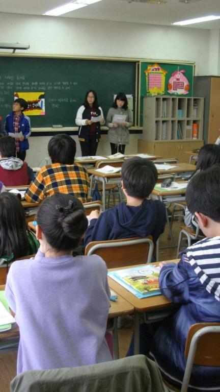 Menores dan clase en un colegio / Canva