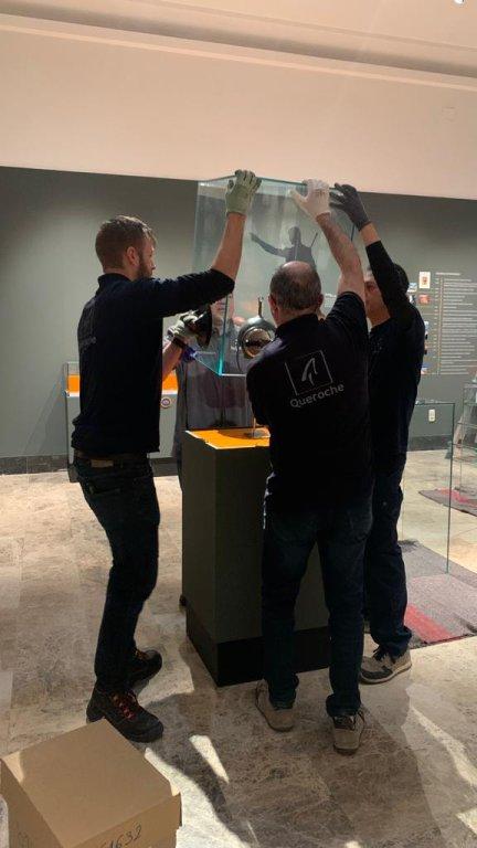 Operarios de un museo durante la preparación de una exposición / Iñaki Aparisi