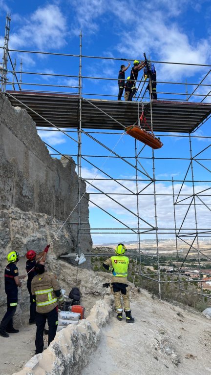 Una empleada se ha precipitado de una altura de dos metros cuando trabajaba en la rehabilitación del castillo de Cadrete. / Bomberos de Zaragoza