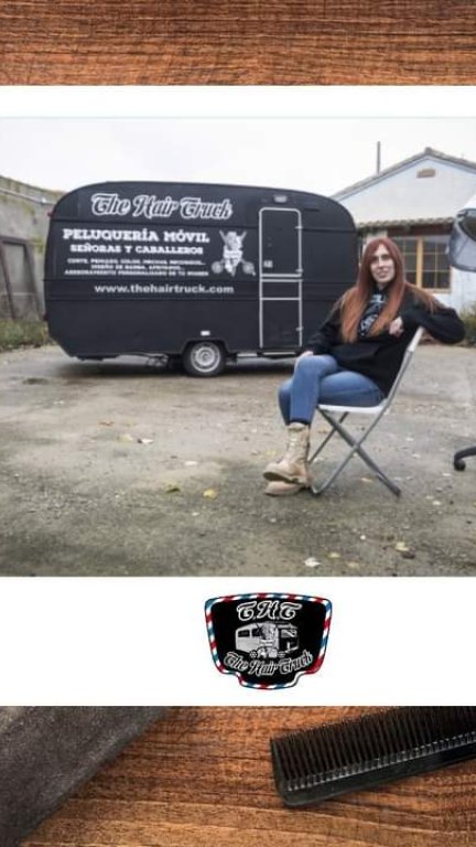 'The Hair Truck' es la peluquería móvil que corta el pelo en el medio rural. / The Hair Truck
