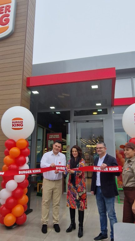 La alcaldesa, Emma Buj, ha estado en la inauguración oficial de Burger King esta mañana en Teruel. / Ayuntamiento de Teruel