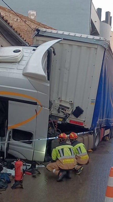 El conductor del vehículo ha sido atendido por los servicios sanitarios y trasladado en ambulancia a un centro hospitalario. / Diputación de Teruel