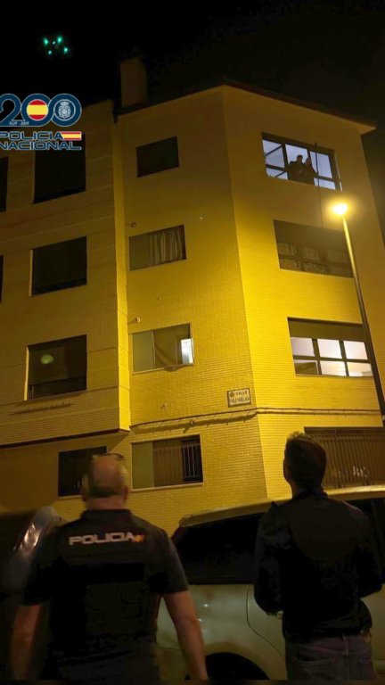 Detenido un hombre tras agredir a su tío y atrincherarse en el domicilio.