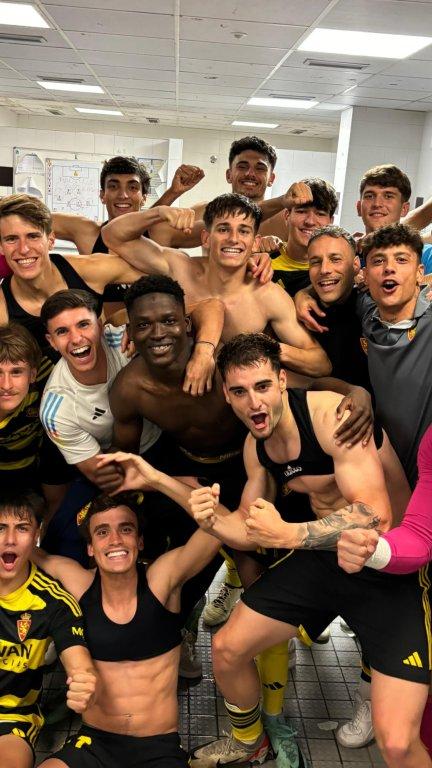 Los jugadores del Deportivo Aragón celebran el triunfo.