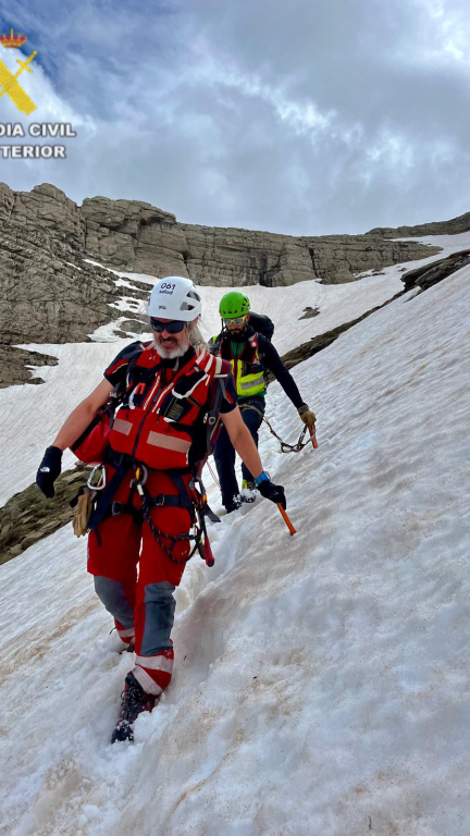 El equipo de rescate tuvo que acceder hasta ellos a pie debido a las fuertes rachas de viento.