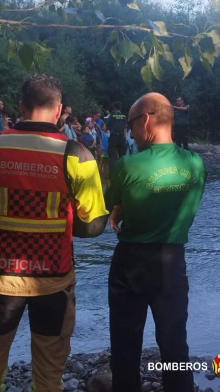 Un grupo de 23 menores y dos monitores han sido rescatados cuando se bañaba en Biescas ante la crecida del Río Gállego. / Aragón Noticias