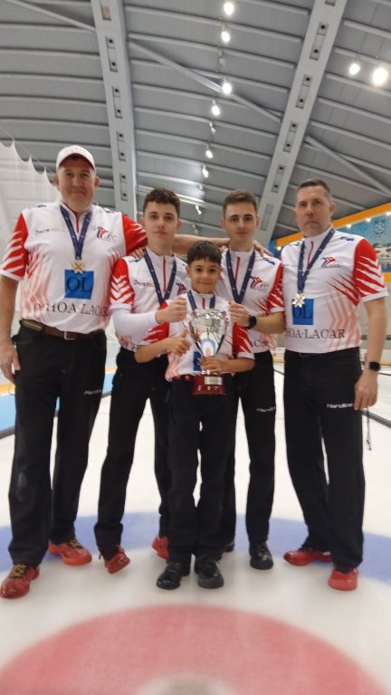 El equipo posa con la medalla de plata conquistada en el nacional