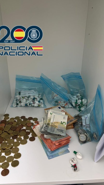 Droga y dinero intervenido al detenido tras el registro de su domicilio. / Policía Nacional