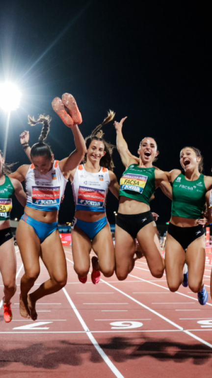 Elena Guiu (en el centro) celebra su plata en el relevo 4x100 por equipos