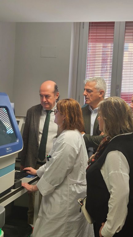 Pie de foto Los directores generales Ramón Boria y Joaquín Velilla conocen como funcionan estos equipos de secuenciación genética de alta tecnología. / Gobierno de Aragón