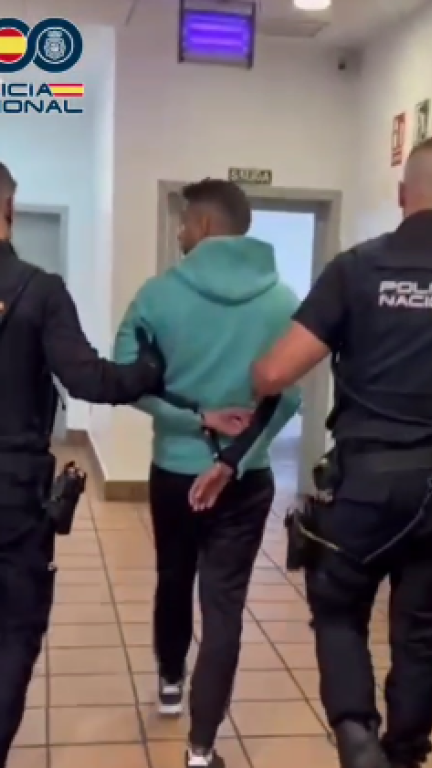 Agentes de la Policía Nacional con el detenido por adquirir móviles robados. / Policía Nacional