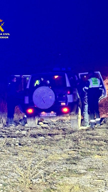 La Guardia Civil localizó un turismo atascado en el barranco de Los Judíos, en Sarrión. / Guardia Civil